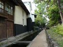 飛騨市の洋館と土蔵、円光寺の土塀が見られる町並み