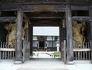長福寺山門に安置されている金剛力士像と境内の様子
