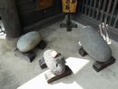 長谷寺の山門前に置かれた力持ち小太郎の伝説の石