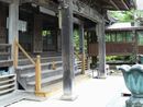 浄福寺本堂の向拝を縦長のアングルで撮った画像