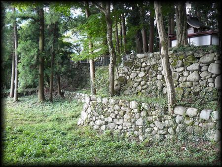 萩原諏訪城本丸南虎口から撮影した櫓台の石垣