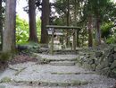 萩原諏訪城の櫓台の跡地に鎮座している諏訪神社の摂社の祠