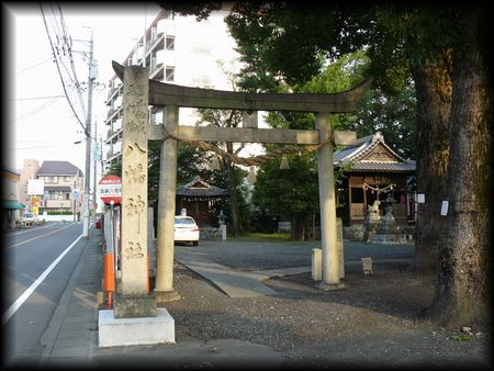 八幡神社境内正面に設けられた鳥居と石造社号標