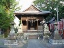 八幡神社拝殿とその前に建立されている石燈籠と石造狛犬