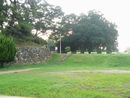 加納城本丸の石垣と土塁