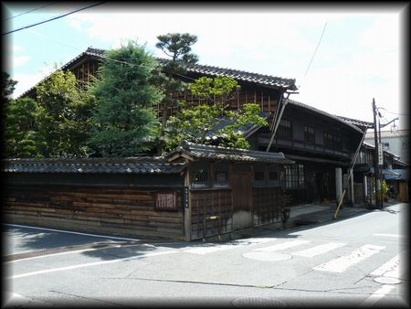 肥田家住宅（中津川村庄屋居宅）主屋を左斜め正面から撮影した画像