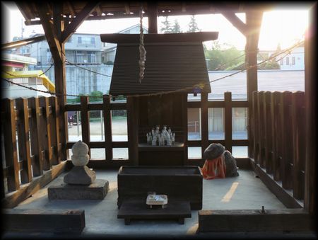 内城稲荷の社殿を狛犬と石燈籠の傘