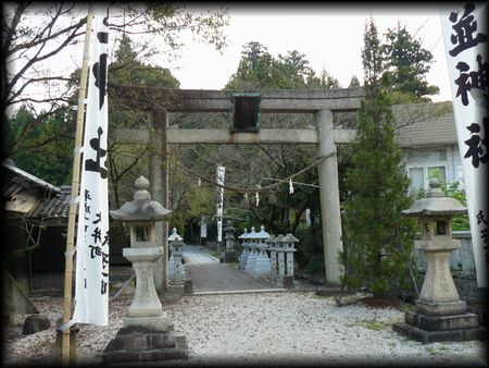 武並神社境内正面に設けられた鳥居と石燈籠