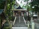 武並神社参道石段の前に置かれた石燈籠