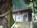 大湫神明神社参道石段から見上げる社殿と石造狛犬