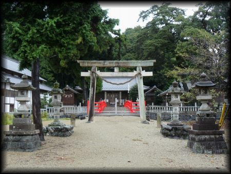 各務の舞台の参道に設けられた石燈籠と村国神社の石鳥居
