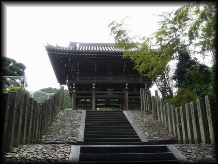 大安寺参道石段から見上げた楼門形式の山門