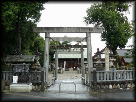 御井神社の境内に建立されている石鳥居と石造玉垣と石燈籠と石造寺号標