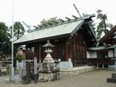 御井神社拝殿を右斜め正面から撮影した画像