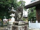 御井神社の聖域を守護する石造狛犬