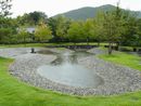 徳山陣屋（更木陣屋）の跡地に整備された庭園の池の玉石
