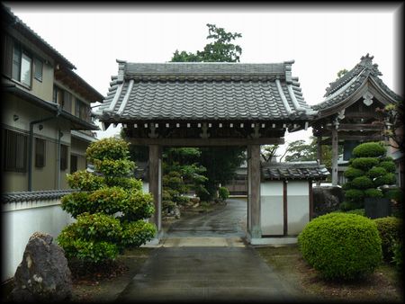 山田寺境内正面に設けられた山門と良く刈り込まれた植栽