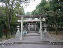 広見神社参道に設けられた石鳥居と石造狛犬と石燈籠