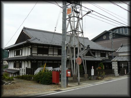 旧兼山小学校正面左斜め正面から写した写真