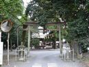子守神社の参道に設けられた木製鳥居と石燈籠