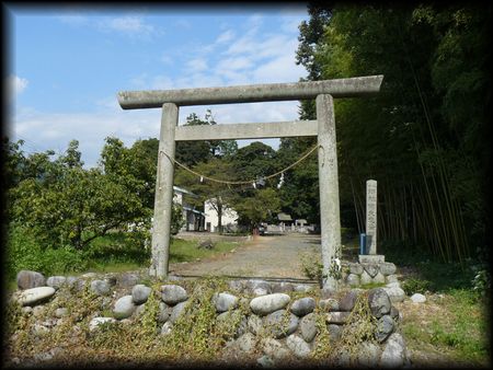 阿夫志奈神社境内正面に設けられた石鳥居と石造社号標
