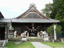 太部古天神社拝殿とその前で聖域を護る石造狛犬