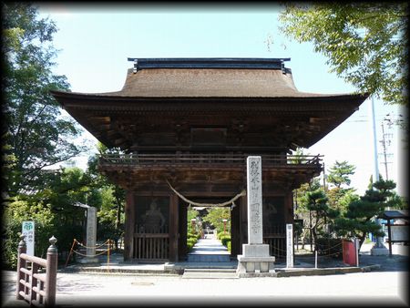 円鏡寺境内正面に設けられてる山門（楼門）と石造寺号標