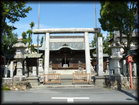 ���_�Ћ������ʂɐ݂���ꂽ�Α��Ѝ��W�ƐΒ����ƐΓ���