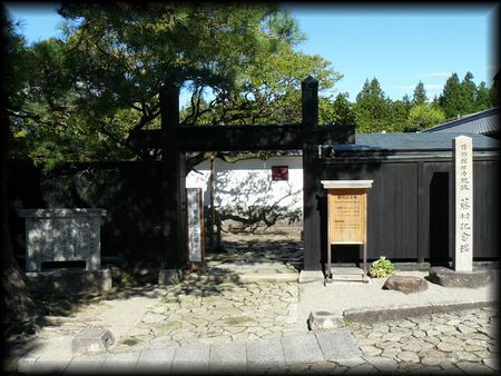 島崎藤村生家（馬籠宿本陣）の復元された木戸門と板塀