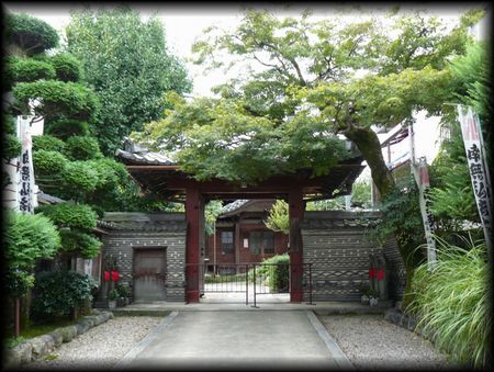 円通寺境内正面に設けられた山門と特徴ある塀