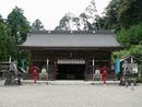 八幡神社境内から見た拝殿正面と石造狛犬