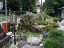 八幡神社境内に設けられた「さざれ石」