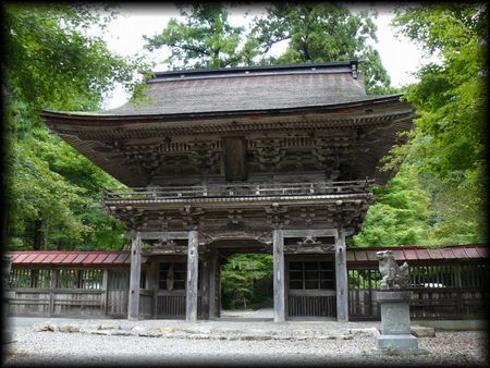 大矢田神社境内正面に設けられた楼門（旧仁王門）