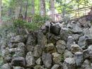 大矢田神社の境内に築かれた石垣と流れ落ちる直毘の滝