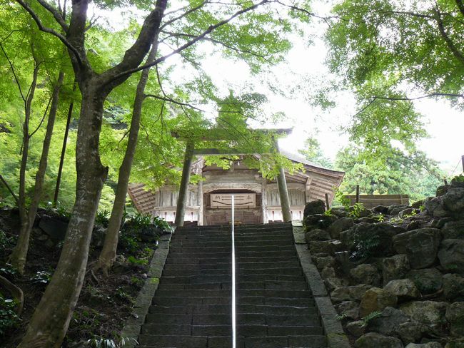長い階段の先の聖域に設けられた大矢田神社拝殿