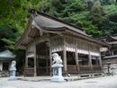 大矢田神社拝殿右斜め前方と宝庫