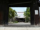 願興寺山門から見た歴史が感じられる境内の様子