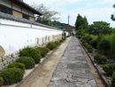 愚渓寺参道の石畳と土塀