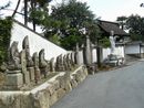 興徳寺境内の正面に建立された石仏群