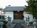 物部神社の近代的な拝殿と石造狛犬