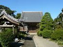 善永寺参道石畳から見た本堂と手水舎、植栽