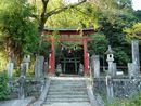 安弘見神社木製鳥居（朱塗り）と石燈篭と石垣