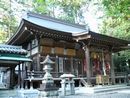 安弘見神社拝殿左斜め前方と石燈篭
