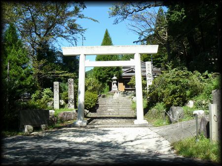 恵那神社境内正面に設けられた石鳥居と石造社号標