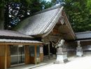 風神神社社殿左斜め前方と石造狛犬