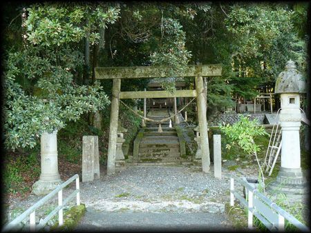 南朝神社参道に設けられた石鳥居と石燈籠
