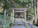 南朝神社の趣のある参道石段に設けられた木製鳥居