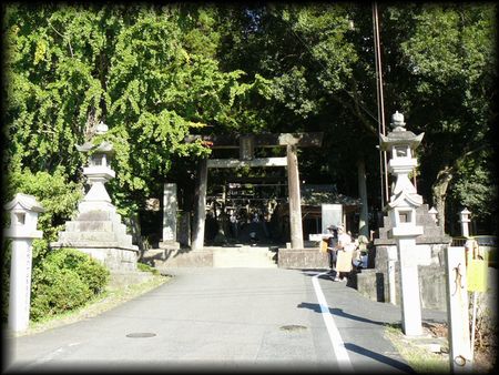 榊山神社参道に設けられた石燈篭