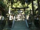 榊山神社参道に設けられた石鳥居と石燈篭と石段