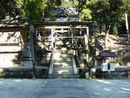榊山神社参道の石畳と石垣と石造狛犬